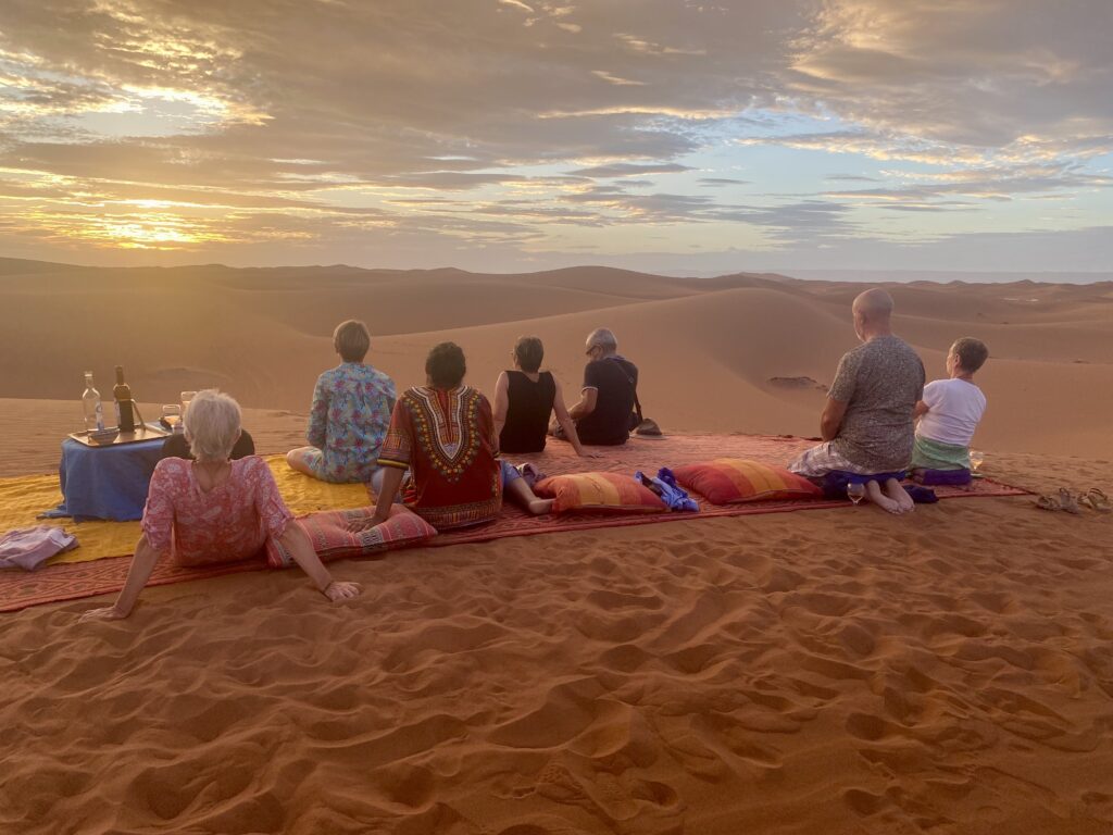 Méditation dans le désert marocain
